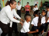 A los docentes en Ecuador se les exigiría ser, además de profesores, psicólogos y policías.