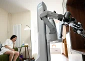 Esta fotografía, tomada el 21 de mayo de 2026, muestra un robot X Square organizando objetos en un estante en la casa de un cliente en Pekín.