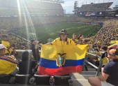 Fernando Pavón ondea la bandera de Ecuador en el estadio durante el Mundial.