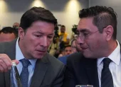 El registrador Hernán Penagos (i) y el presidente del Consejo Nacional Electoral (CNE), Cristian Quiroz, hablan durante la instalación de la Misión de Observación Internacional.