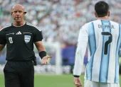 El árbitro polaco Szymon Marciniak pitó el Argentina - Argelia.