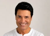 Imagen publicada por Chayanne en su cuenta de X, mientras sus seguidores lo celebran como “papá” con memes creados por IA.