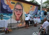 Junto al mural de Monika Silva los pobladores colocaron vela en su memoria