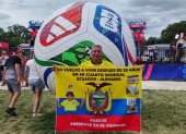 Ecuador Echeverría posa orgulloso con la bandera tricolor en Kansas City, donde vive su cuarto Mundial siguiendo a la selección ecuatoriana.