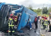 Un bus de transporte urbano se volcó en la calle Leónidas Dubles y E8B, en el sur de Quito.