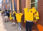 Camisetas de la selección ecuatoriana se venden en las calles de Kansas City en la previa del partido entre Ecuador y Curazao por el Mundial 2026.