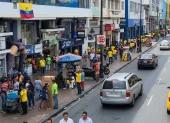Multitud y banderas nacionales marcan el ambiente festivo en las calles de Guayaquil antes del debut de Ecuador en el Mundial.