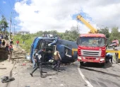 Bus de transporte urbano quedó volcado tras el siniestro registrado en Caupicho, sur de Quito.