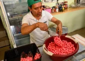 Luis Banda es el heredero de un negocio con más de cien años de sabor: Colaciones Cruz Verde, en Quito.