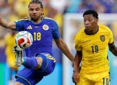 El ecuatoriano Gonzalo Plata (d) enfrenta al curazoleño Armando Obispo en el duelo por la segunda fecha del Grupo E del Mundial 2026