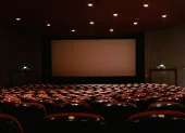 El estadio y la pantalla se convierten en dos formas de atención colectiva: entre el entretenimiento global y la reflexión sobre la verdad en la era de la saturación informativa.