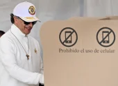 El presidente saliente, Gustavo Petro, acude a votar junto a su familia. Eligió vestirse completamente de blanco.
