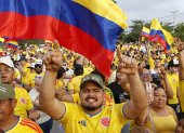 Simpatizantes del candidato a la presidencia de Colombia Abelardo de la Espriella celebran este domingo, en Barranquilla (Colombia).
