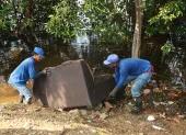 Muebles se encuentran flotando en el Estero Salado.