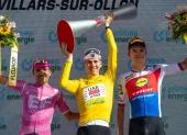 El podio del Tour de Suiza con el segundo lugar, Richard Carapaz de Ecuador del equipo EF Education - EasyPost, el ganador Tadej Pogačar de Eslovenia del equipo UAE Team Emirates-XRG en el centro, y el tercer lugar Mathias Vacek de República Checa del equipo Lidl-Trek.