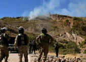Integrantes del Ejército de Bolivia despejan una vía durante un operativo de desbloqueo este domingo, en Sayari (Bolivia).