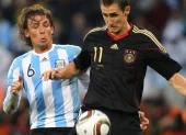 Miroslav Klose (der.) elogió a Messi por superarlo como goleador de Mundiales.