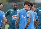 Neymar se ejercita durante un entrenamiento de la Canarinha.