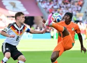 Yan Diomandé encara a Joshua Kimmich durante el partido entre Costa de Marfil y Alemania.