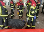 Momento en que funcionarios acuden para atender la emergencia registrada en el Metro de Quito este 22 de junio.