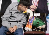 Carlos besa al pato Merlín, vestido con una camiseta de la Selección Mexicana de Fútbol, durante una visita a la presidenta de México, Claudia Sheinbaum, este lunes, en el Palacio Nacional de Ciudad de México (México).