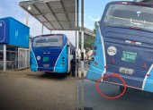 ATM inmoviliza bus denunciado por circular con una sola llanta.