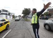 Vehículos circulan en Quito bajo la normativa de Pico y placa aplicada por la Agencia Metropolitana de Tránsito.