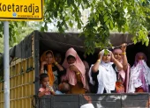 Mujeres rohingya refugiadas que esperan en un camión tras ser reubicadas forzosamente en Banda Aceh, Indonesia, el 7 de noviembre de 2024.