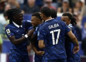 Kylian Mbappé (c) es felicitado por sus compañeros tras anota el 1-0 ante Irak este lunes 22 de junio.