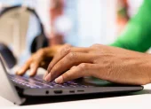 Al programa Jóvenes en Acción pueden aplicar quienes no tengan seguro social ni sean beneficiarios de bonos estatales.