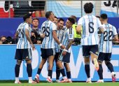 Los jugadores de la selección Argentina celebran uno de los dos tantos con los que vencieron a Austria