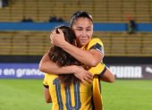 La capitana del equipo nacional, Gigi Moreira (d) celebra la clasificación al repechaje.