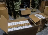 Referencia. Militares y personal de Aduana retiraron 350.000 cigarrillos hallados en una bodega clandestina cerca de Quitumbe.