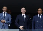 El presidente de la Asociación de Fútbol de Irak, Younis Mahmoud; el presidente de la FIFA, Gianni Infantino; y el presidente de la Federación Francesa de Fútbol, Philippe Diallo, asisten al Mundial de la FIFA 2026.