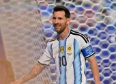 Lionel Messi, de Argentina, observa durante el partido de la fase de grupos del Mundial 2026 entre Argentina y Argelia.
