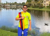 Eduardo Jara posa con la indumentaria oficial de la FIFA, luciendo los colores de Ecuador.