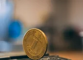 Por un giro del destino, un golpe de suerte, una diferencia mínima que se esconde detrás de todo margen de error estadístico, la derecha se ha impuesto en Colombia y Perú.