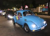 Decenas de vehículos Volkswagen recorrieron las principales avenidas del norte y centro de Guayaquil para conmemorar el Día Mundial del Escarabajo.