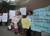 Familias de pacientes con XLH realizaron un plantón frente al Hospital del Niño Icaza Bustamante para exigir acceso a tratamiento.