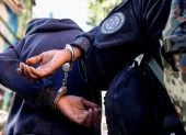 Un integrante de la Policía Civil de Río de Janeiro custodia a una persona detenida en la "Operación Contención" este martes, en la favela de Santa Marta, en Río de Janeiro (Brasil).