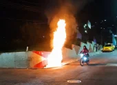 Moradores del sector Alma Lojana incendiaron una motocicleta tras un presunto asalto, mientras la Policía y Bomberos controlaban la emergencia en Quito hoy
