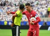Cristiano Ronaldo discute con el árbitro en el Portugal vs. Uzbequistán.