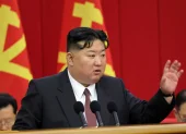 Fotografía que muestra al líder norcoreano, Kim Jong-un, hablando durante la Segunda Reunión Plenaria del 9º Comité Central del Partido de los Trabajadores.