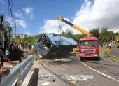 Volcamiento de bus en Caupicho movilizó a equipos de emergencia y tránsito en el sur de Quito.