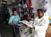 Madre de familia compara precios de útiles escolares en la Sierra ecuatoriana.