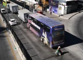 Fotografía que muestra vehículos esperando para cargar combustible este martes, en La Paz (Bolivia).