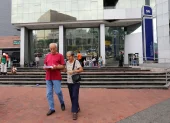Ciudadanos caminan al pie del edificio del SRI, en Guayaquil.