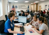 Personas cumplen trámites en el Servicio de Ciudadanía e Inmigración de Estados Unidos (USCIS).