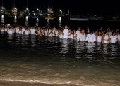 Los creyentes de San Juan en el balneario de Salinas en su ingreso al mar
