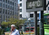 Un termómetro marca 44 º C este miércoles en Bilbao.